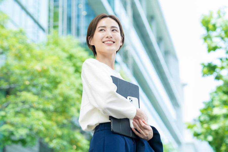 タブレットを持ち訪問営業に向かうMotherの認定スタッフ